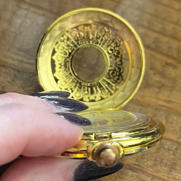 5/$45 Vintage Large 70s 80s Gold Tone Filigree Joy and Iman Pocket Watch C1 - Picture 10 of 11